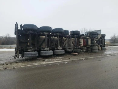 Фура с цистерной опрокинулась на воронежской трассе — есть пострадавший