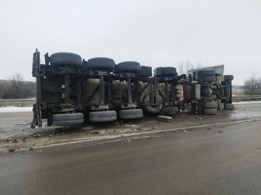 Фура с цистерной опрокинулась на воронежской трассе — есть пострадавший