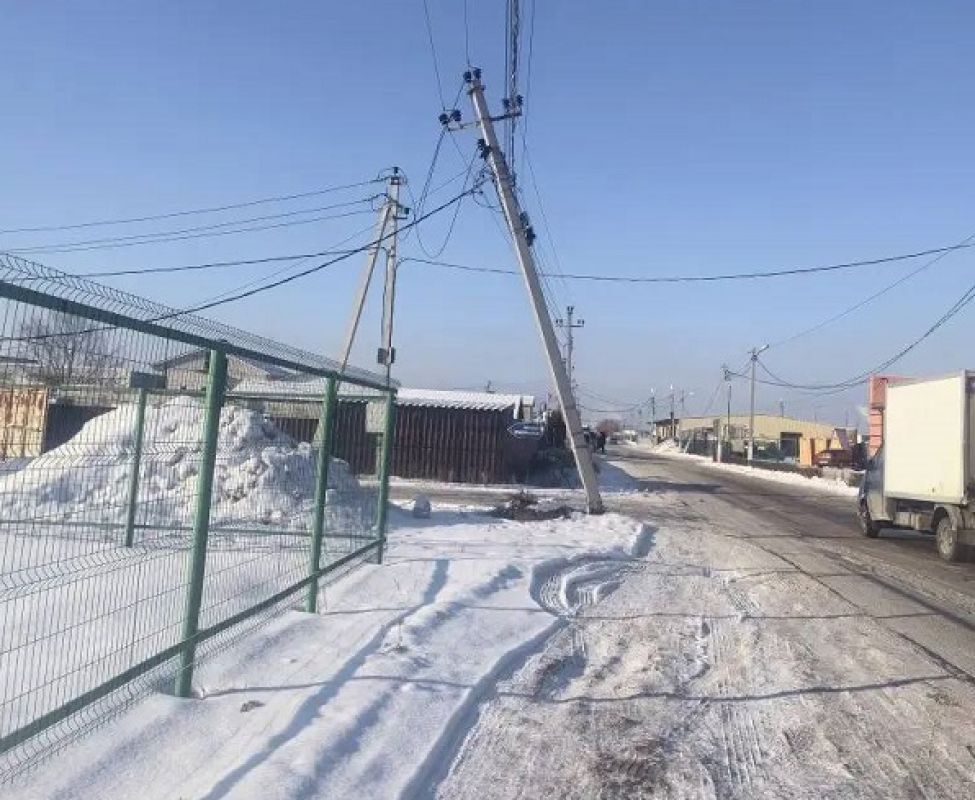 Машина снесла столб под Воронежем и оставила жителей посёлка без света