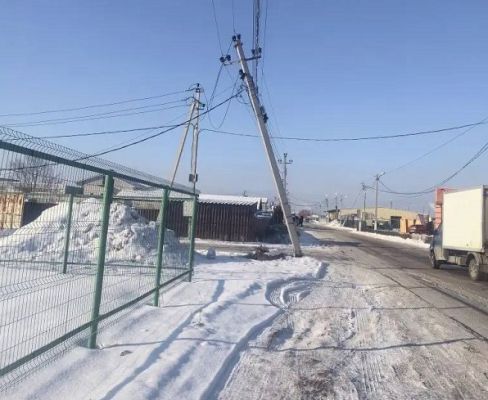 Машина снесла столб под Воронежем и оставила жителей посёлка без света