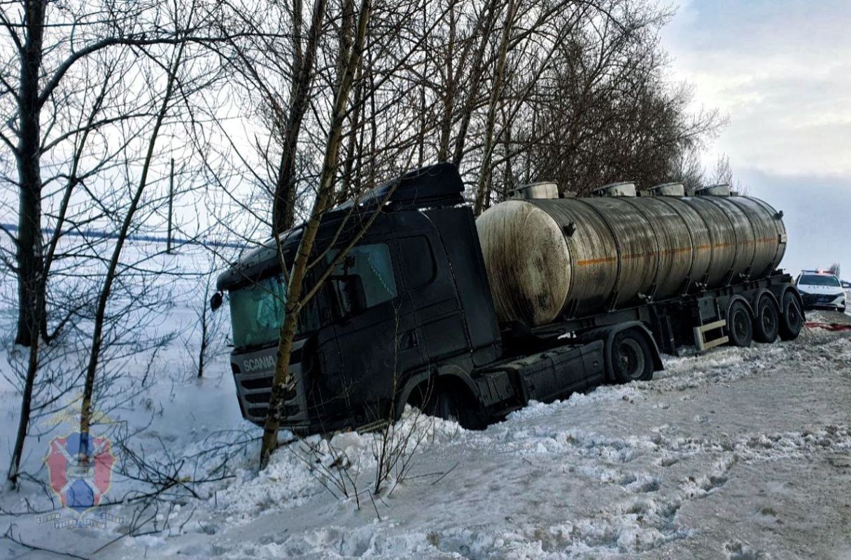 Фура с&nbsp;цистерной вылетела в&nbsp;кювет на&nbsp;трассе М-4 «Дон» в Воронежской области