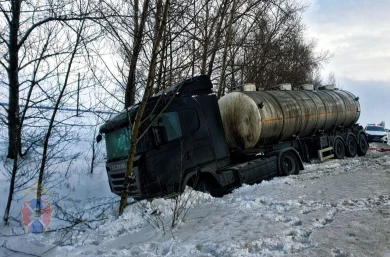 Автоцистерна вылетела в кювет на трассе М-4 «Дон» в Воронежской области