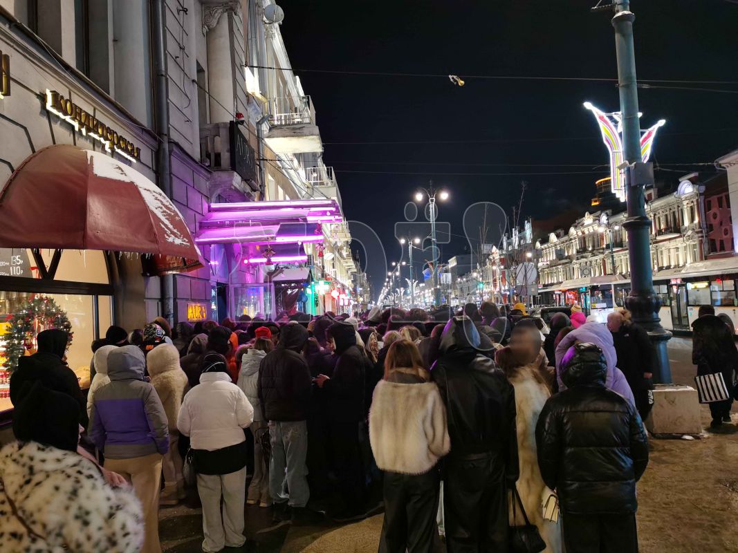 «Перегородили всю дорогу». Огромную толпу подростков заметили на&nbsp;проспекте Революции