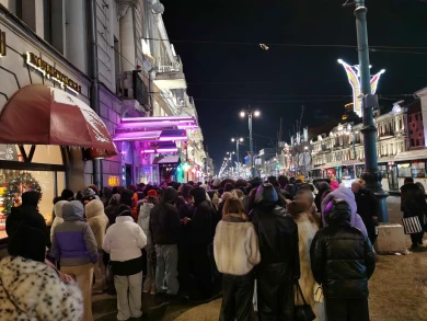 «Перегородили всю дорогу». Огромную толпу подростков заметили на проспекте Революции