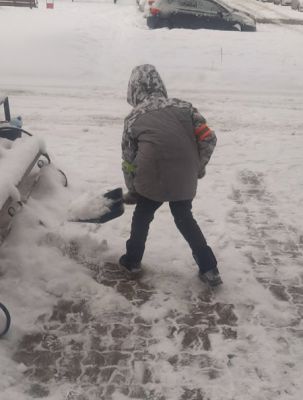 Белгородские дети работают за дворников лопатой, расчищая тротуары от снега