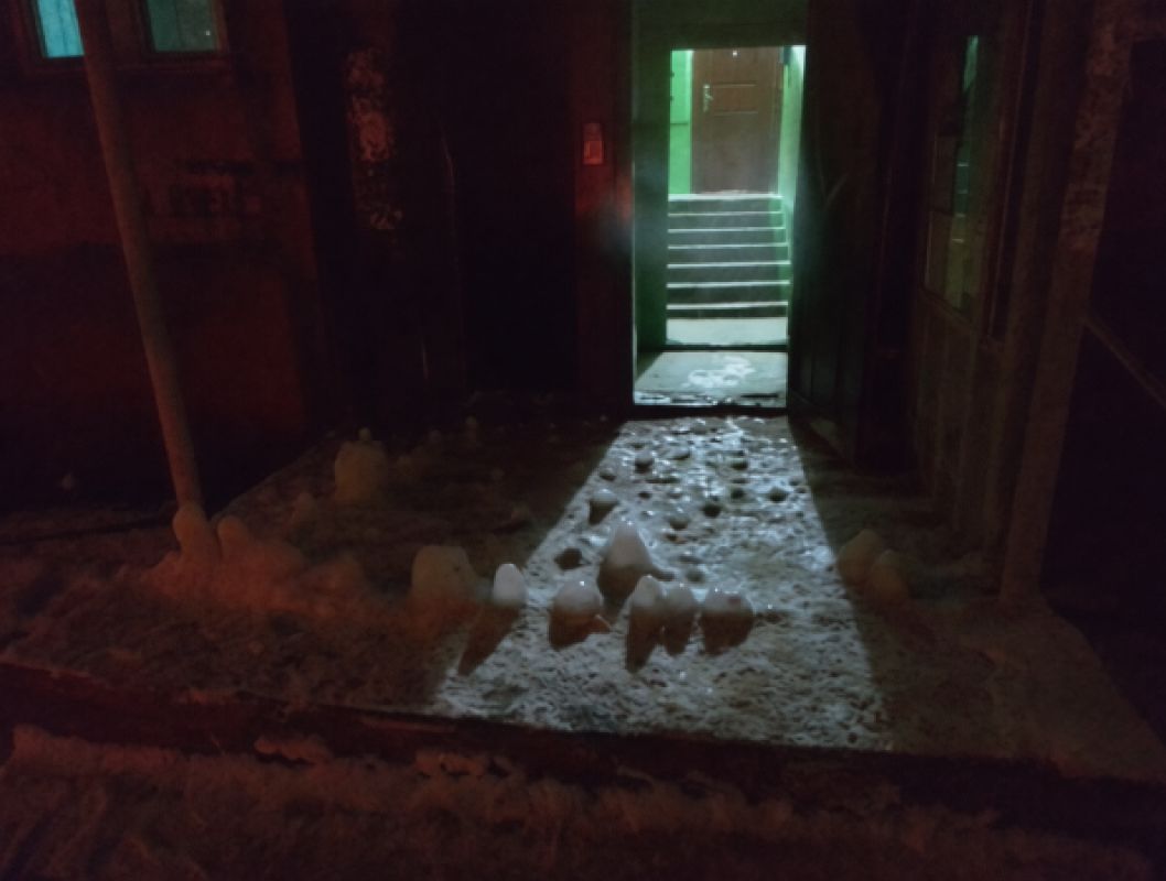 Пар, плесень и сталагмиты изо льда: жители МКД в Липецке живут словно в пещере