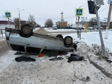 Пьяный водитель на скорости въехал в светофор в Воронежской области