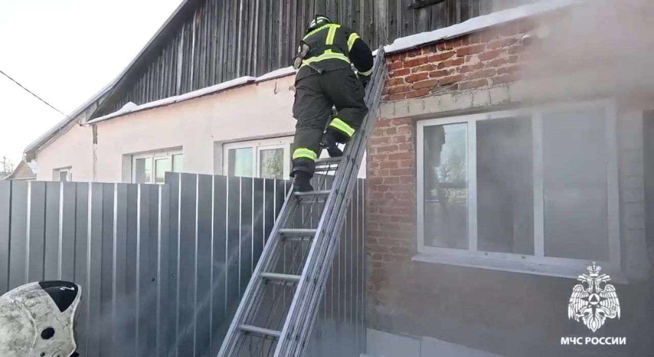 Два человека пострадали при пожаре в Периксе