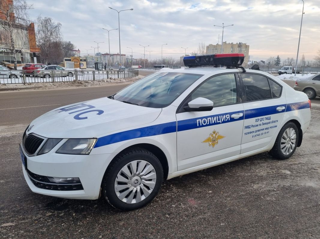 В Белгороде иномарка протаранила «Ладу», отбросив её на цветочный магазин