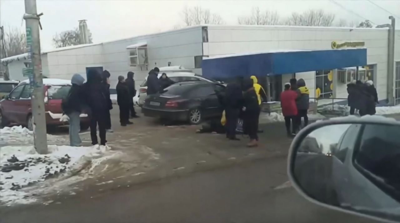 В Липецке автомобиль вылетел на тротуар и повис на входе в магазин