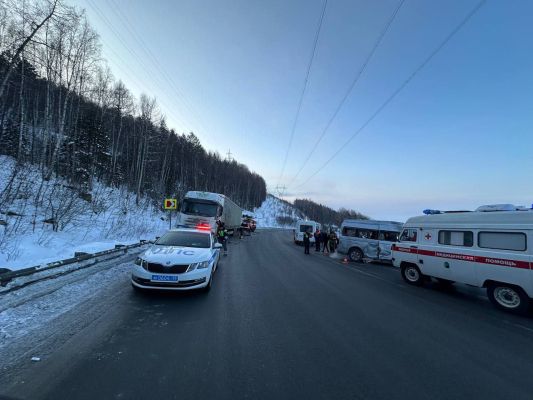 12 человек ранены в кошмарном ДТП с автобусом и фурами на заснеженной трассе 