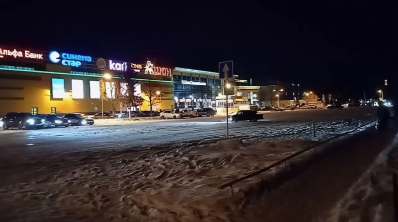 Осторожно дрифтеры: в Белгороде парковка у ТРЦ «РИО» превращается в опасную зону