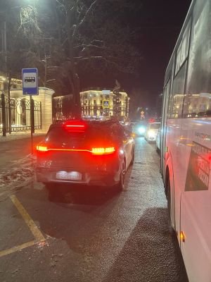 «Паркуется на встречке, да ещё и на остановке!» Наглость автохама поразила воронежцев