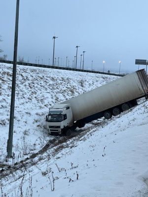 Фура вылетела с дороги после аварии с БМВ — пострадала девушка