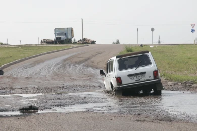 Автомобилист отсудил у дорожников почти 300 тысяч за попадание в яму на воронежской трассе