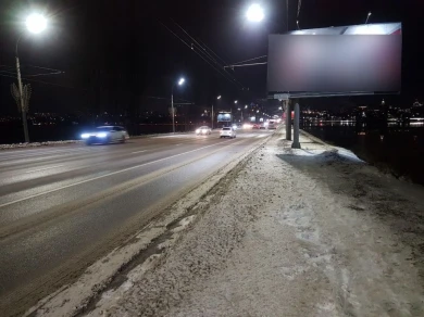 Опасный трюк. Девушка вылезла за ограждение Чернавского моста