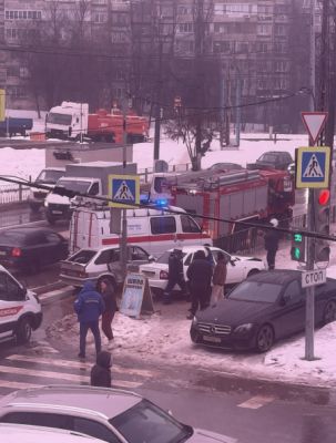 Автомобиль вылетел на тротуар в Белгороде: на месте работают медики и пожарные