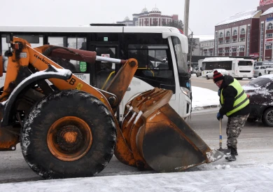 «Чистим город, боремся со стихией». Кто и как убирает Воронеж в снегопады и гололёд