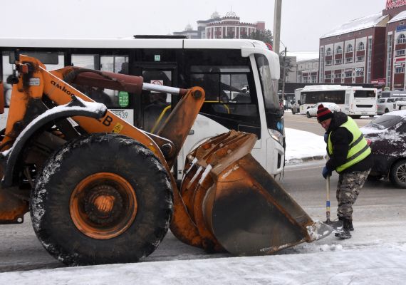 «Чистим город, боремся со стихией». Кто и как убирает Воронеж в снегопады и гололёд