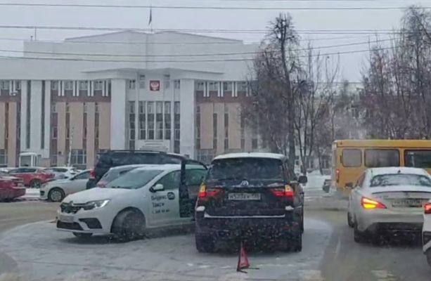 «Тормозит движение». Об аварии в центре Воронежа сообщили горожане