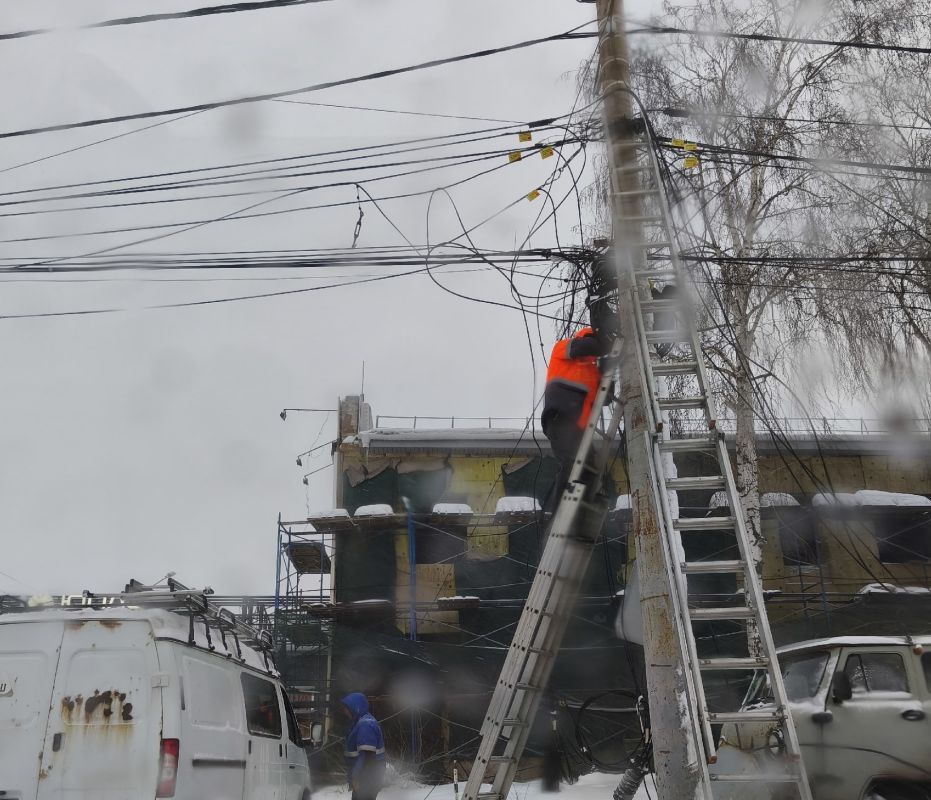 «Это коллапс». Снег повалил столб с проводами у ж/д переезда в Воронеже&nbsp;
