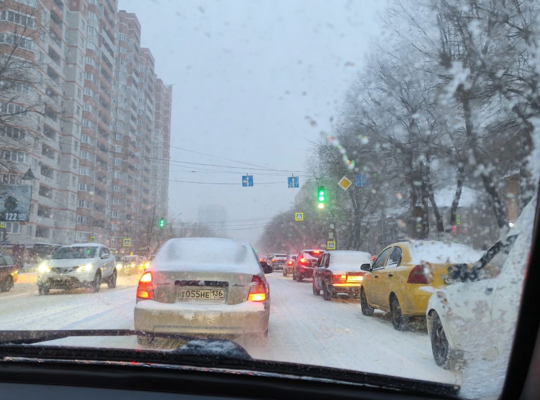 «Сколько можно ехать?». Воронежцы застряли в пробках из-за метели