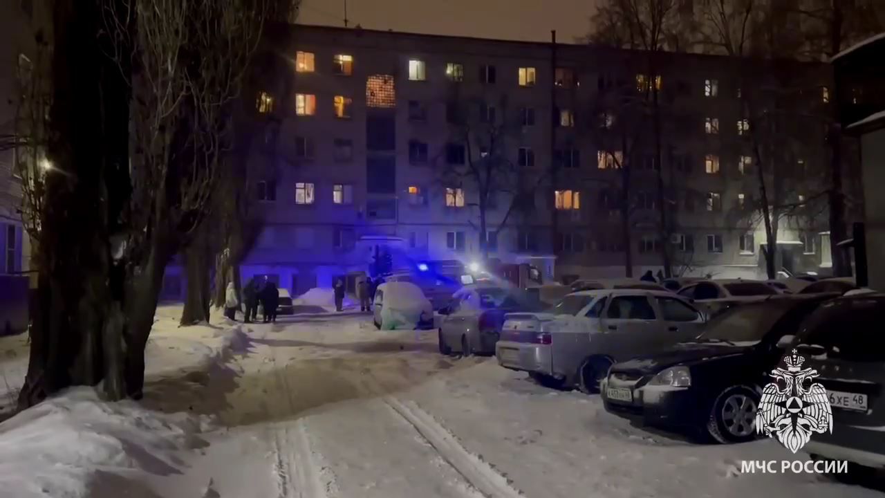 Двоих детей и 14 взрослых эвакуировали пожарные при пожаре в Липецке