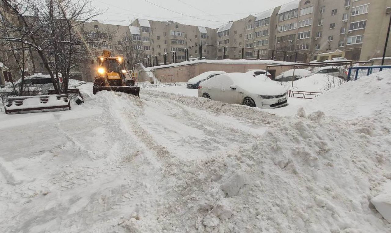 Липчане вязнут по колено в снегу: люди не могут нормально идти и падают