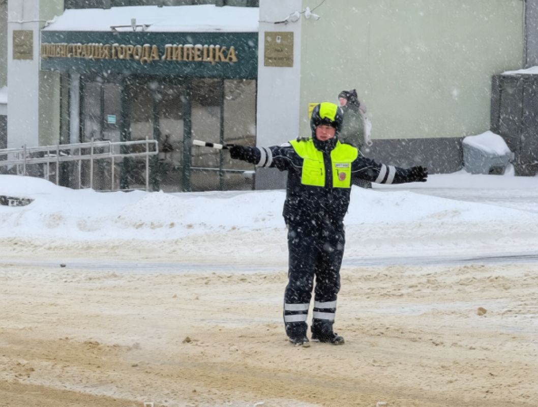 ГАИ взяла под ручное управление центр Липецка из-за метели и плохой видимости