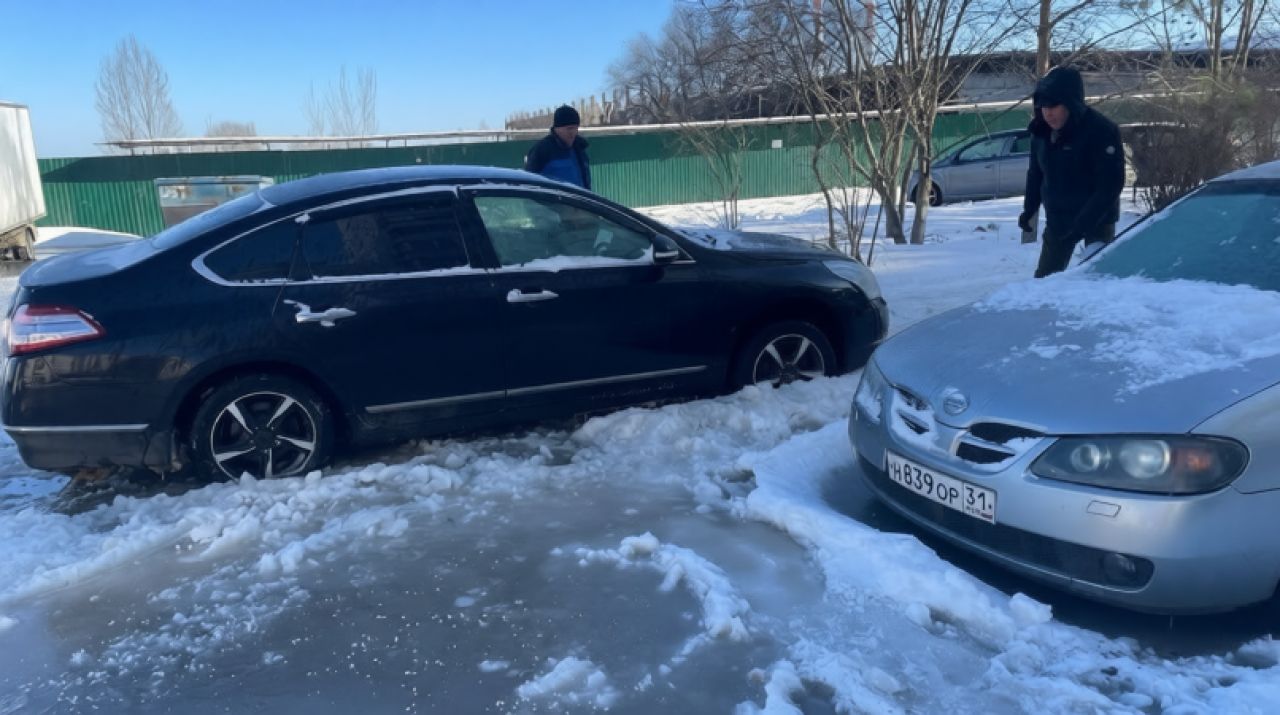 В Белгороде прорыв трубы затопил улицу, а в ледяной каше застревают машины