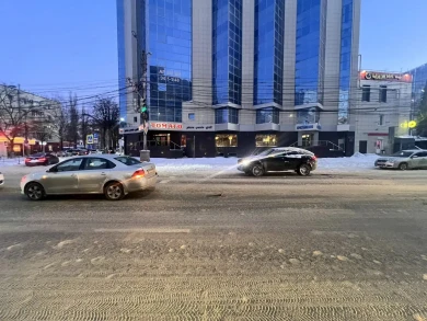 «Мерседес» столкнулся с легковушкой и наехал на пешехода в центре Воронежа