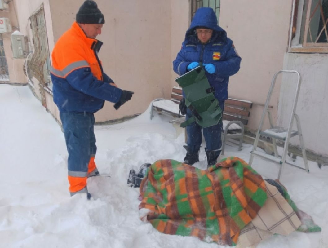 Травмированный мужчина не смог слезть с козырька после падения из окна в Липецке