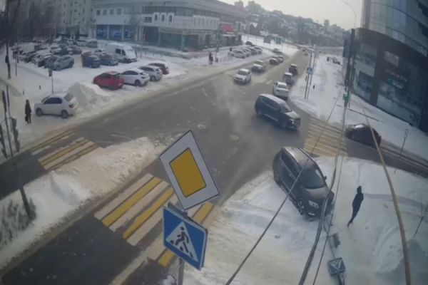 Белгородец снес дорожный знак, чудом не задев стоящего рядом пешехода