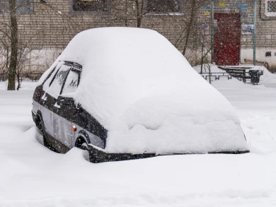Воронежцев предупредили об опасности снежной шапки на авто