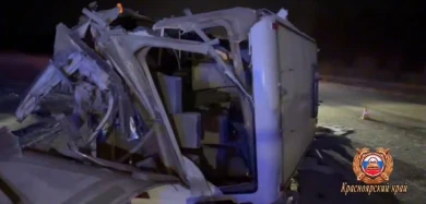 Модульный дом на прицепе снёс автобус с детьми на трассе: пятеро погибших