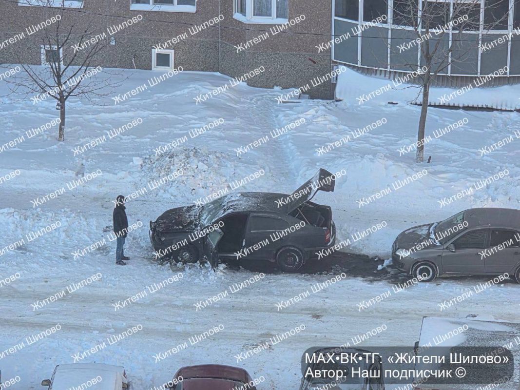 Воронежцы необычным способом потушили горящую машину во дворе&nbsp;