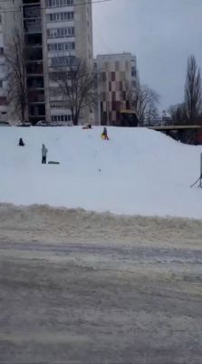 В Белгороде «открыли» опасный тюбинговый склон для детей прямо у проезжей части