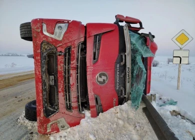 Большегруз перевернулся на воронежской трассе — водитель чудом выжил
