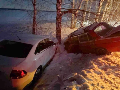 Мужчина врезался в иномарку на скользкой дороге и попал в больницу