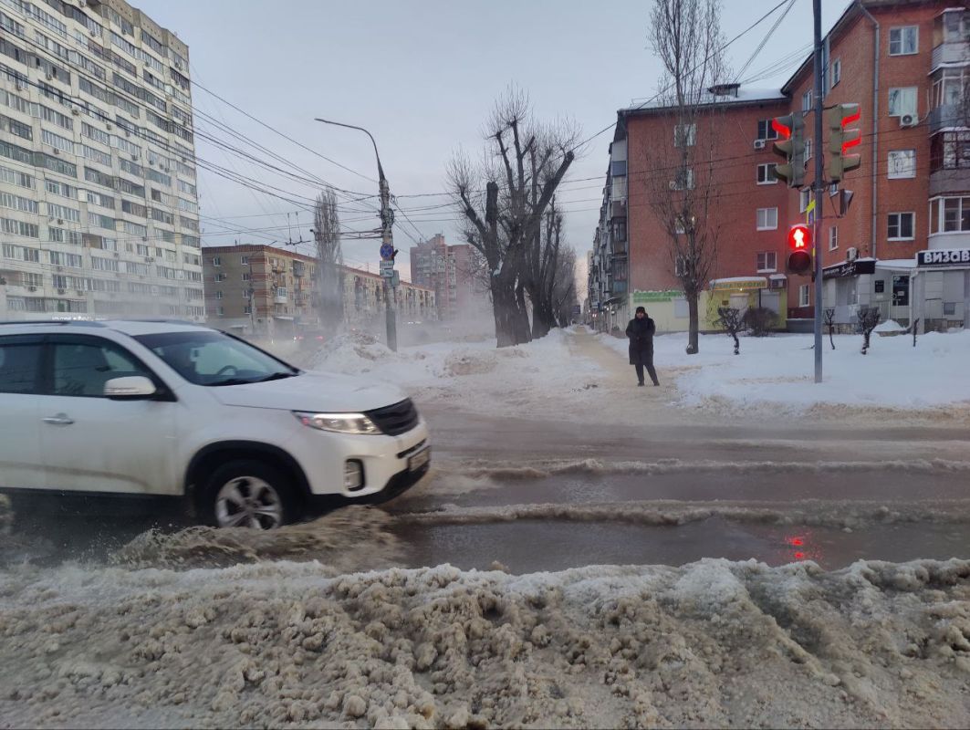 «Хоть плыви, хоть скользи». Ледяное море внезапно разлилось на воронежском перекрёстке&nbsp;