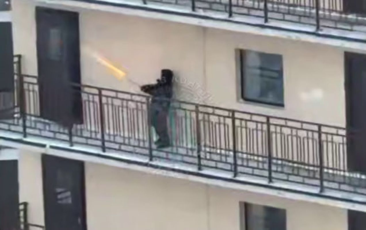 Хулиганка из&nbsp;воронежского ЖК «обстреляла» двор из&nbsp;волшебной палочки (ВИДЕО)