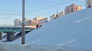 «Прямо под колёса!» Дети устроили опасный заезд у оживлённой дороги в Воронеже