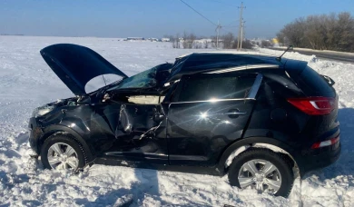 Воронежский водитель вылетел с трассы М-4 «Дон» и врезался в столб