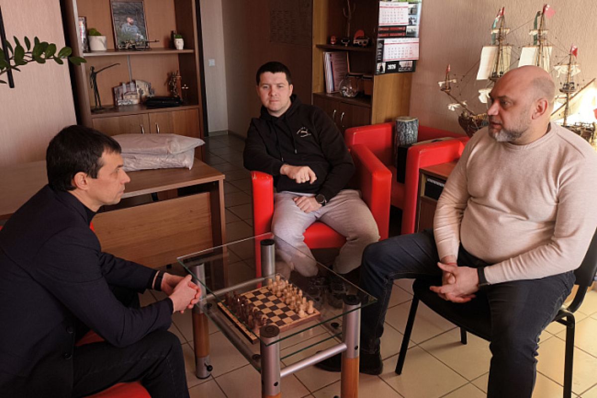 Волонтеры обсудили с&nbsp;воронежским депутатом обеспечение бойцов защищающими от&nbsp;дронов костюмами&nbsp;