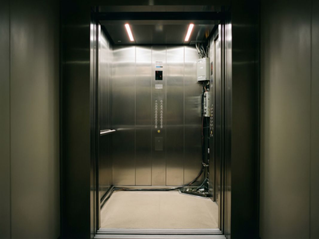 Пенсионеры Белгорода остались без еды, а малыши без улицы из-за вставших лифтов