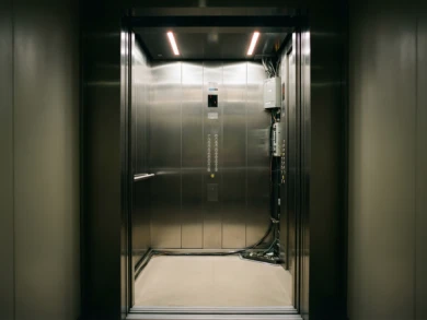 Пенсионеры Белгорода остались без еды, а малыши без улицы из-за вставших лифтов