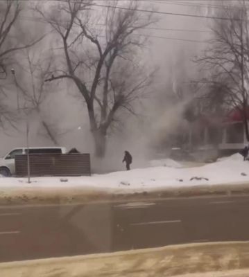 В Белгороде улицу залило кипятком: в пару скрылись люди и дома