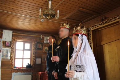 Заключённый обвенчался с женой в воронежской колонии