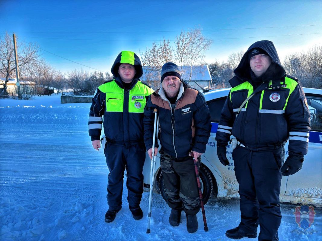 Пожилой водитель застрял на воронежской трассе в лютый мороз