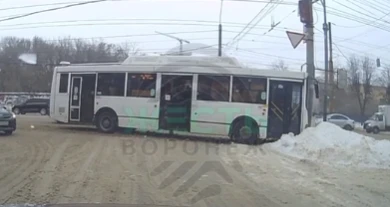 Автобус влетел в легковушку и столб на Московском проспекте в Воронеже (ВИДЕО)